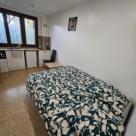 Studio Independant Et Bien Equipe Avec Veranda Commune Neuilly-sur-Marne Esterno foto