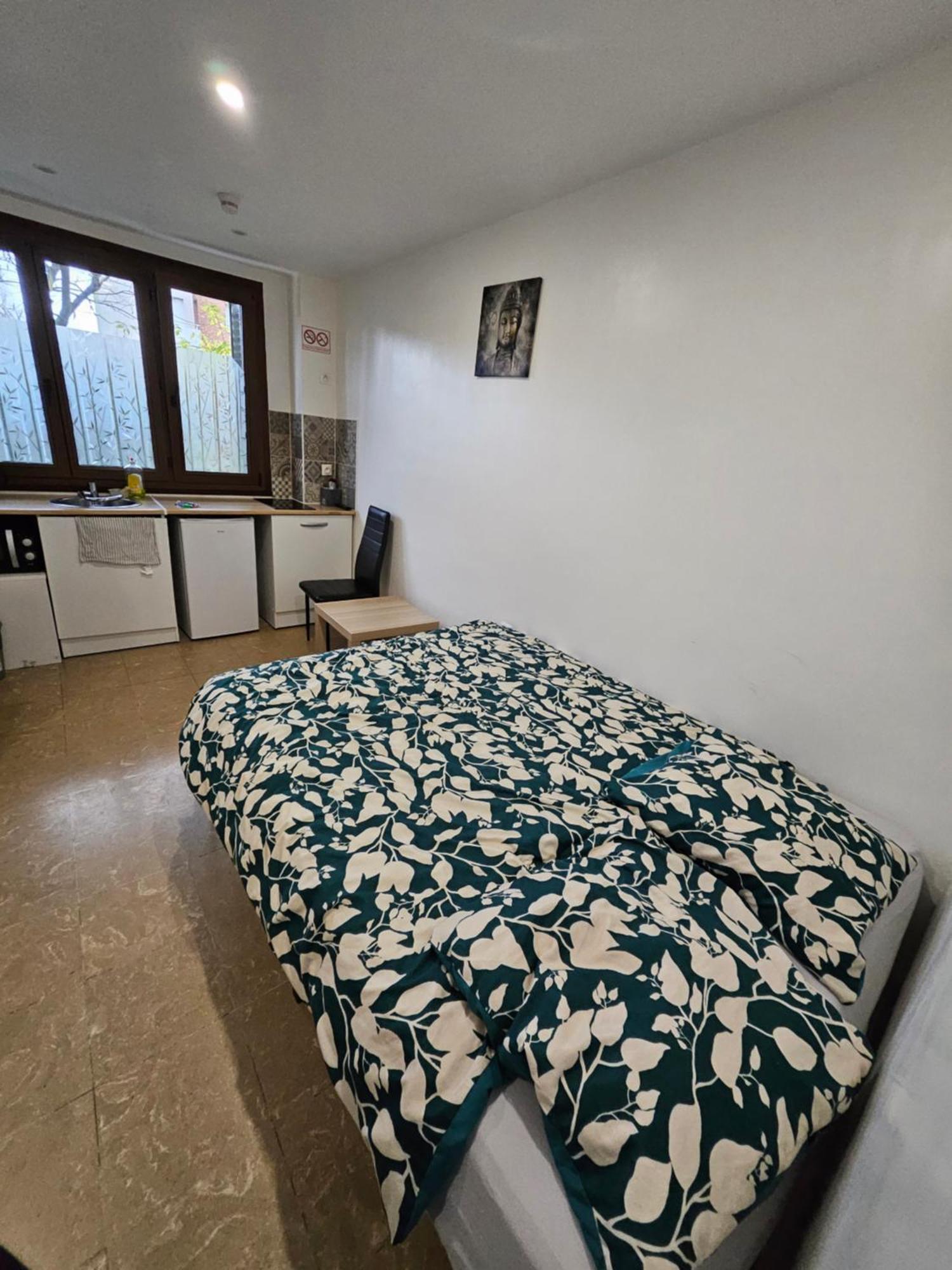 Studio Independant Et Bien Equipe Avec Veranda Commune Neuilly-sur-Marne Esterno foto